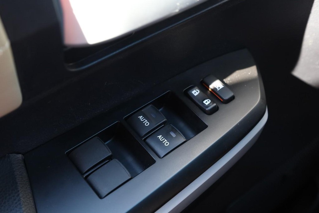 Toyota Tundra 4WD Vehicle Full-screen Gallery Image 19