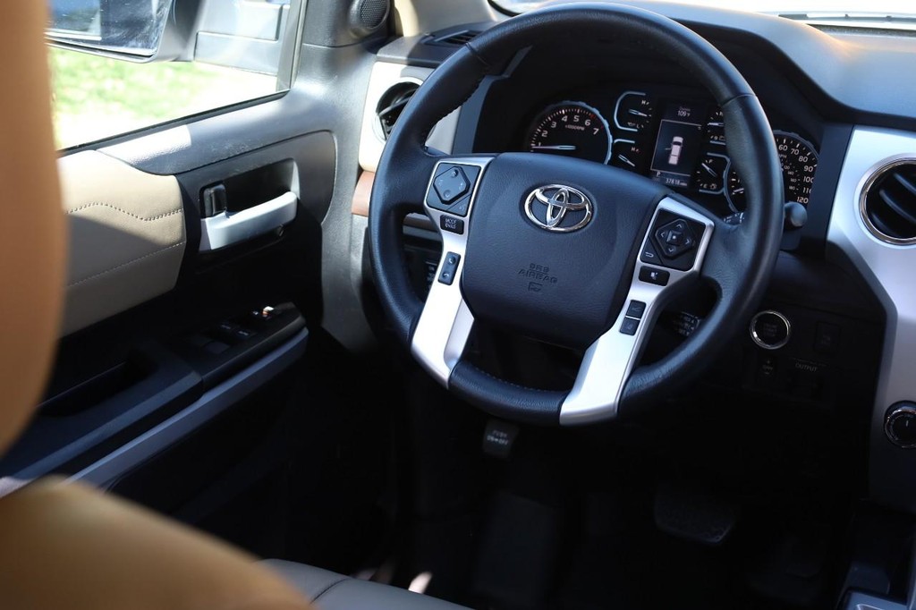Toyota Tundra 4WD Vehicle Full-screen Gallery Image 24