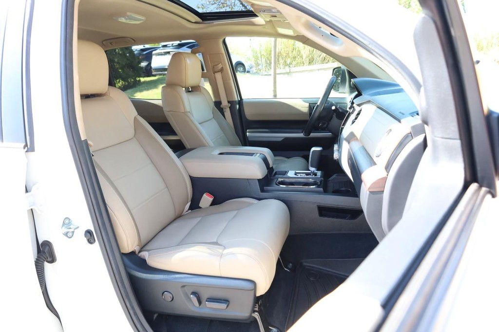 Toyota Tundra 4WD Vehicle Full-screen Gallery Image 25