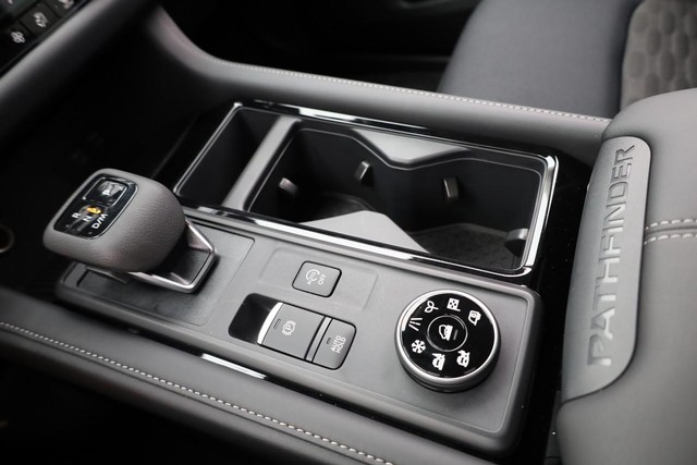 Nissan Pathfinder Vehicle Image 18