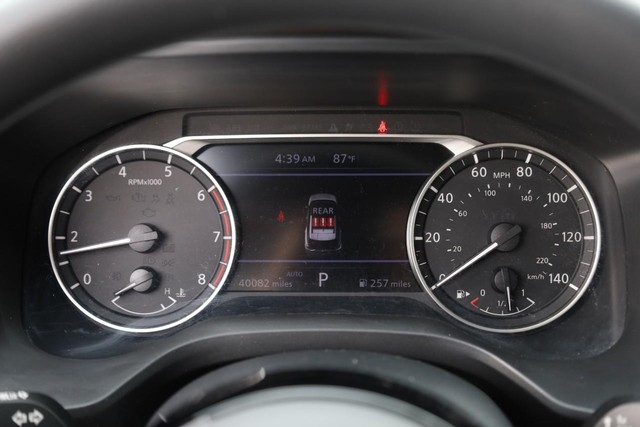 Nissan Rogue Vehicle Image 09