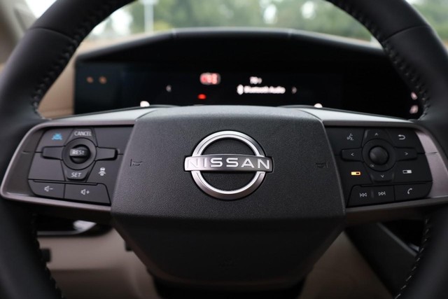 Nissan Murano Vehicle Full-screen Gallery Image 12