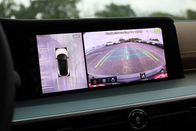 Nissan Murano Vehicle Full-screen Gallery Image 16