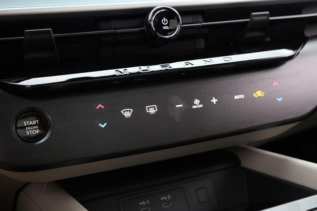 Nissan Murano Vehicle Full-screen Gallery Image 18