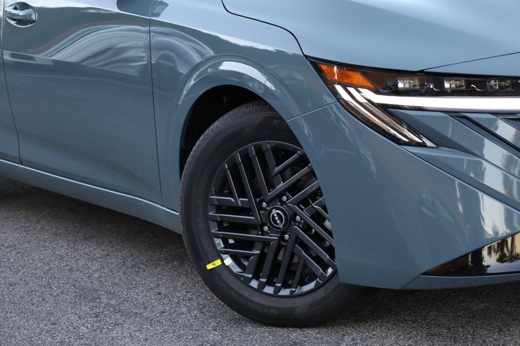 Nissan Sentra Vehicle Full-screen Gallery Image 3