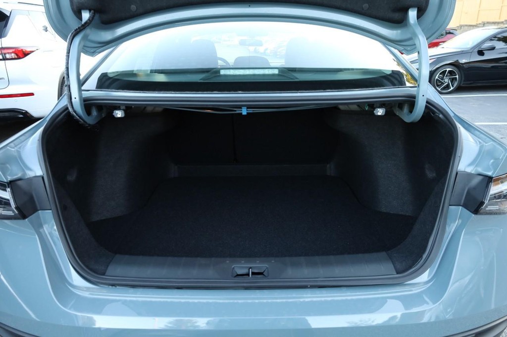 Nissan Sentra Vehicle Full-screen Gallery Image 7