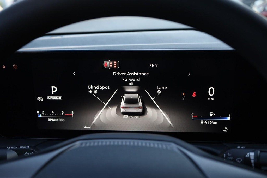 Nissan Sentra Vehicle Full-screen Gallery Image 10