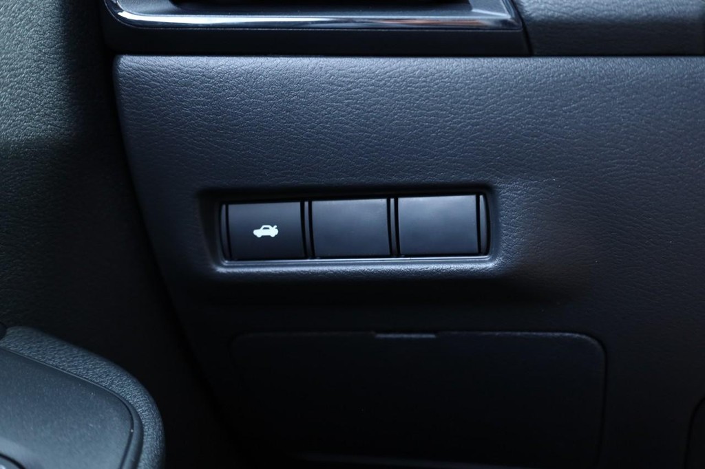 Nissan Sentra Vehicle Full-screen Gallery Image 19
