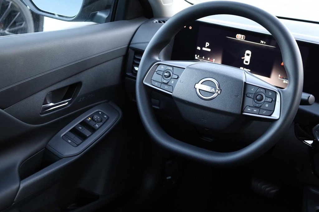 Nissan Sentra Vehicle Full-screen Gallery Image 24