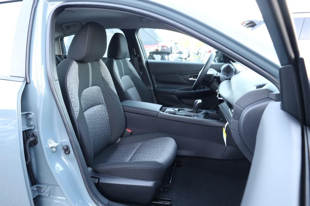 Nissan Sentra Vehicle Full-screen Gallery Image 25