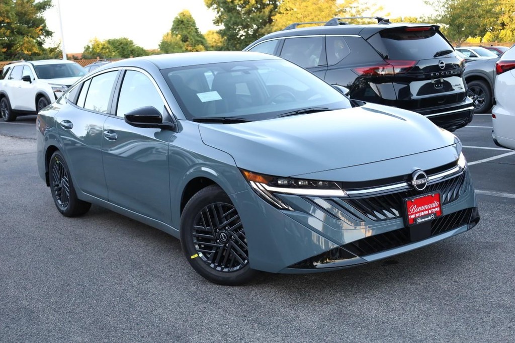 Nissan Sentra Vehicle Full-screen Gallery Image 2
