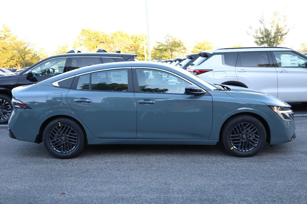 Nissan Sentra Vehicle Full-screen Gallery Image 5