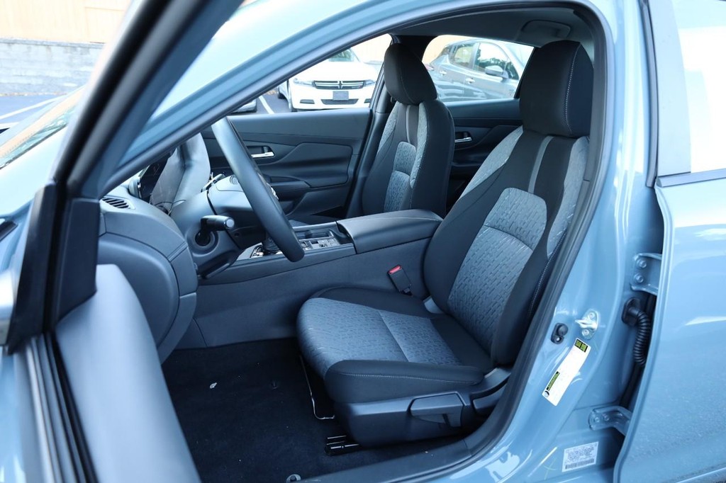 Nissan Sentra Vehicle Full-screen Gallery Image 8