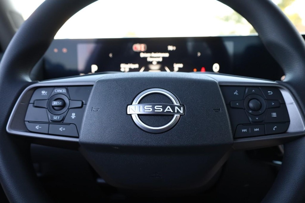 Nissan Sentra Vehicle Full-screen Gallery Image 9