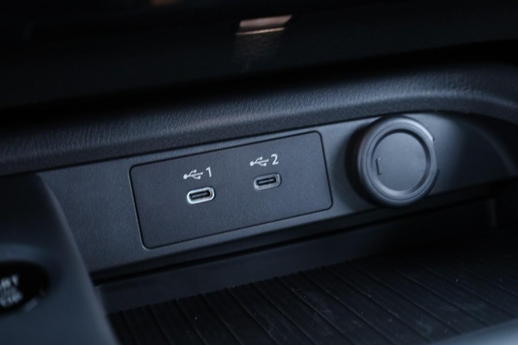 Nissan Sentra Vehicle Full-screen Gallery Image 15