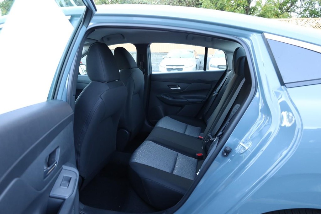 Nissan Sentra Vehicle Full-screen Gallery Image 21