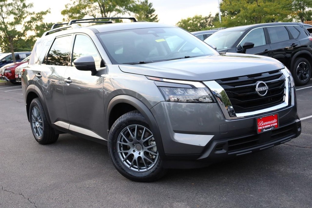 Nissan Pathfinder Vehicle Image 02