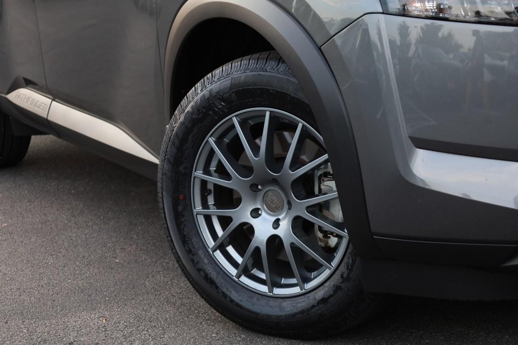 Nissan Pathfinder Vehicle Image 03