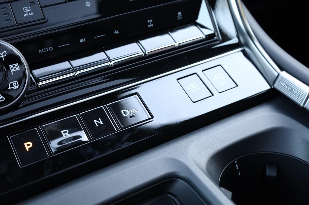 Nissan Armada Vehicle Image 18