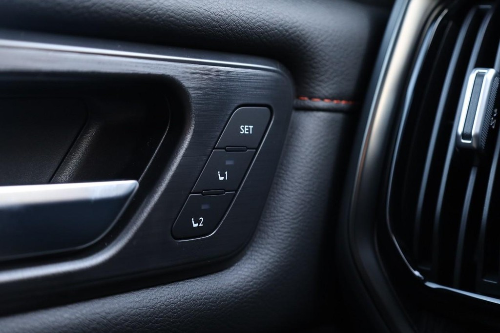 Nissan Armada Vehicle Image 21
