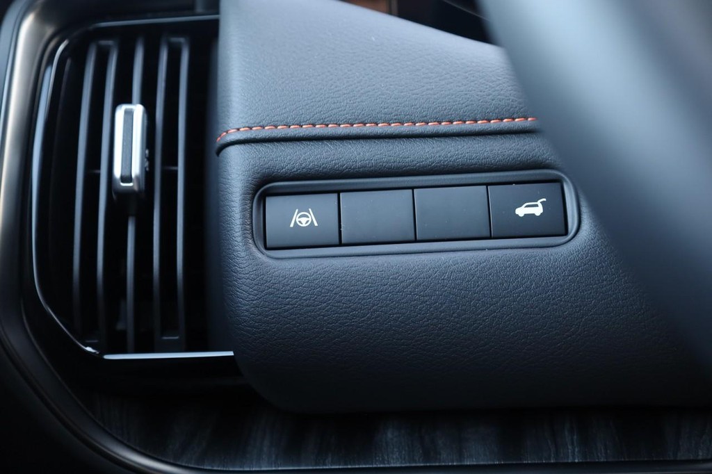 Nissan Armada Vehicle Image 22