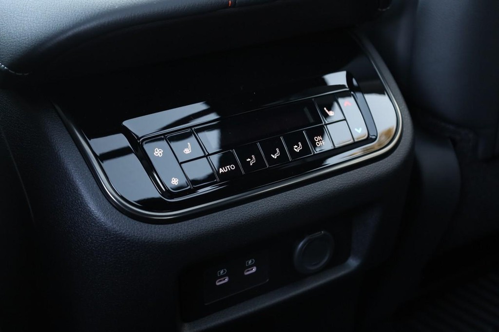 Nissan Armada Vehicle Image 26