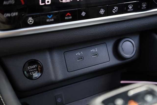Nissan Rogue Vehicle Image 15