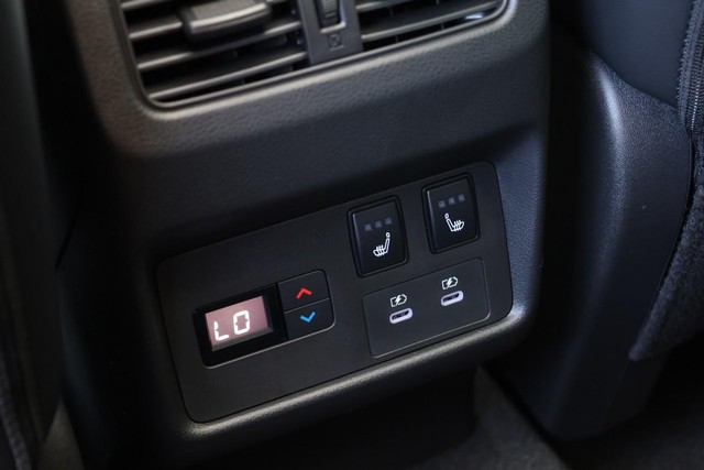 Nissan Rogue Vehicle Image 24