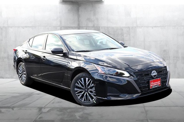 Nissan Altima Vehicle Full-screen Gallery Image 2