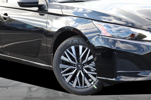 Nissan Altima Vehicle Full-screen Gallery Image 3