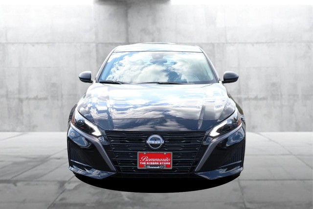 Nissan Altima Vehicle Full-screen Gallery Image 4