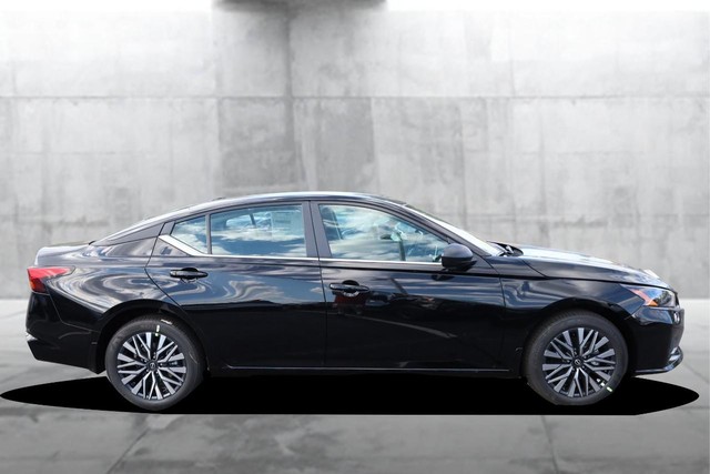Nissan Altima Vehicle Full-screen Gallery Image 5