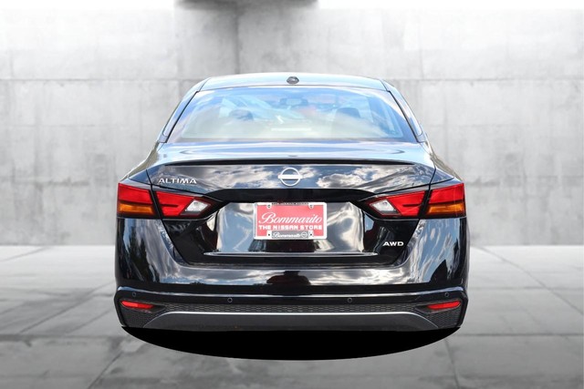 Nissan Altima Vehicle Full-screen Gallery Image 6