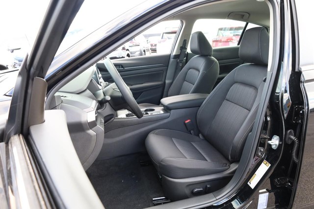 Nissan Altima Vehicle Full-screen Gallery Image 8