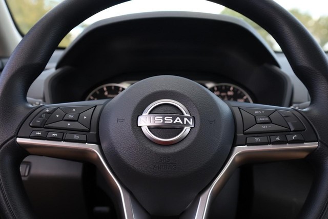 Nissan Altima Vehicle Full-screen Gallery Image 9