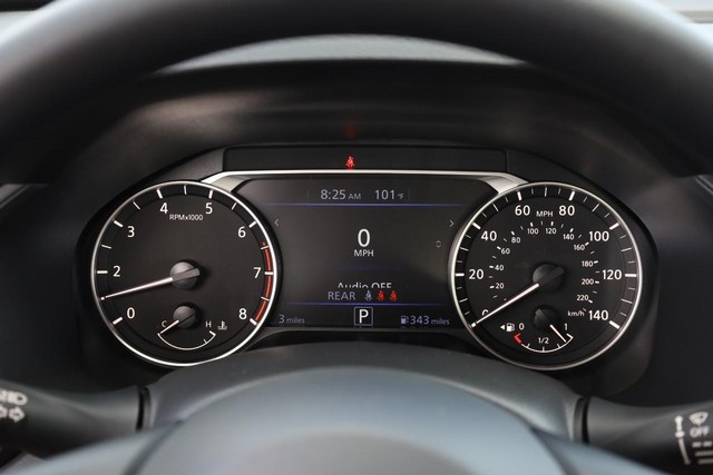 Nissan Altima Vehicle Full-screen Gallery Image 10