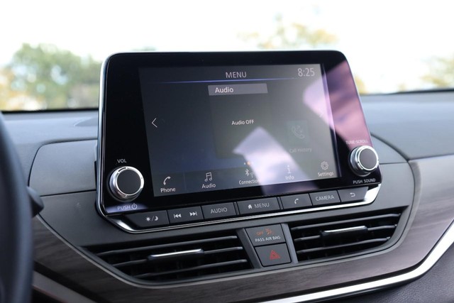 Nissan Altima Vehicle Full-screen Gallery Image 11