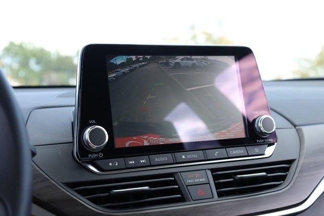 Nissan Altima Vehicle Full-screen Gallery Image 12