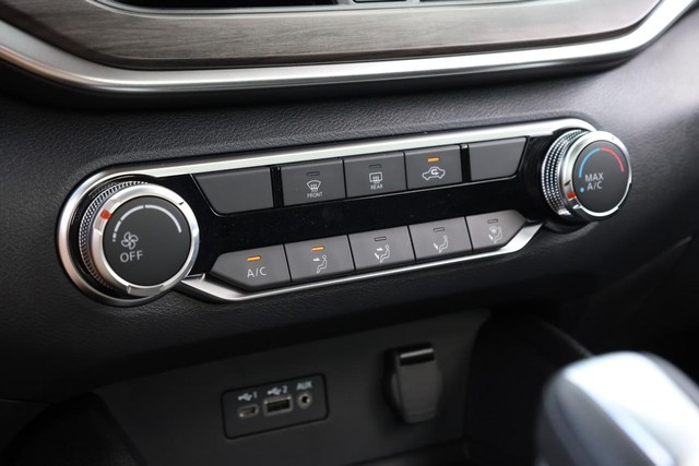 Nissan Altima Vehicle Full-screen Gallery Image 13