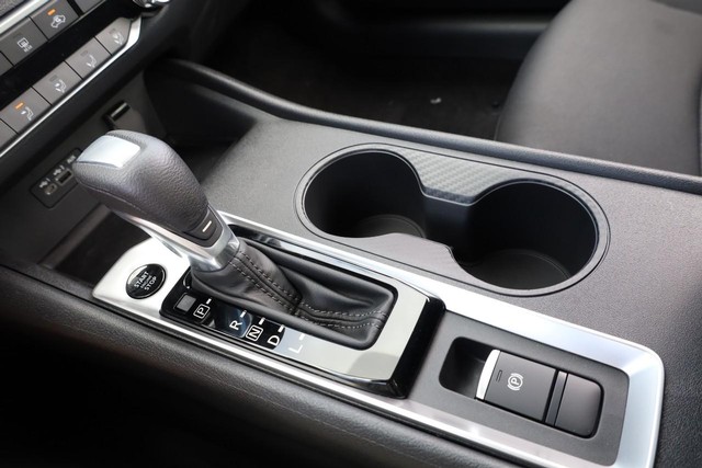 Nissan Altima Vehicle Full-screen Gallery Image 15