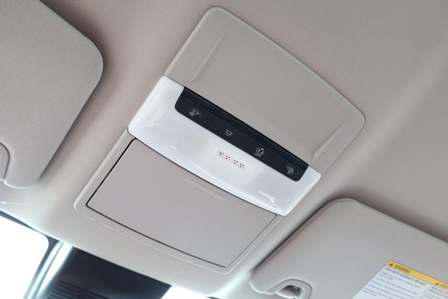 Nissan Altima Vehicle Full-screen Gallery Image 16