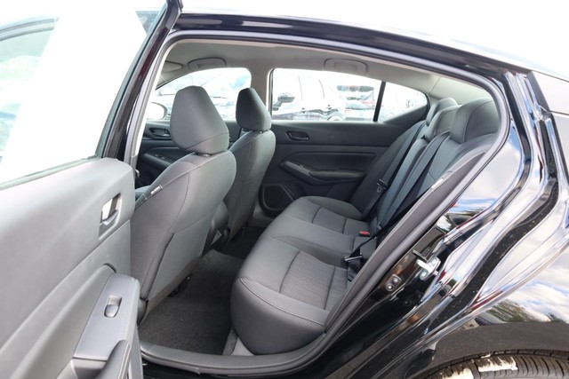 Nissan Altima Vehicle Full-screen Gallery Image 19