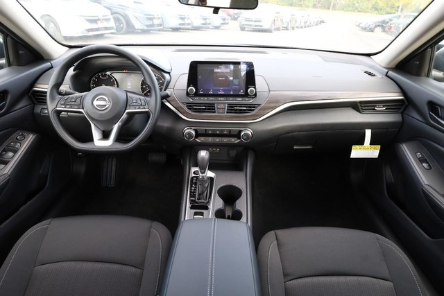 Nissan Altima Vehicle Full-screen Gallery Image 20