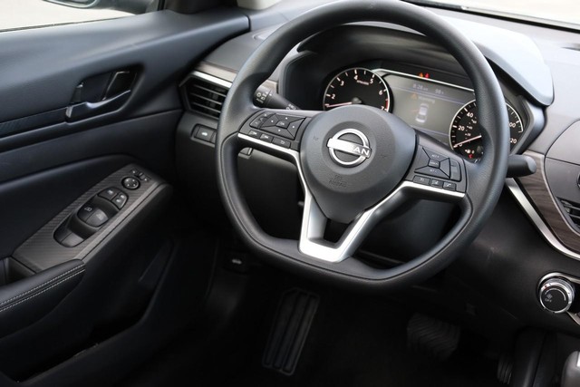 Nissan Altima Vehicle Full-screen Gallery Image 21
