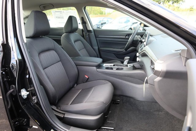 Nissan Altima Vehicle Full-screen Gallery Image 22