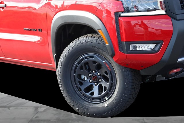 Nissan Frontier Vehicle Full-screen Gallery Image 3
