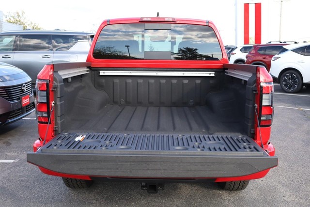 Nissan Frontier Vehicle Full-screen Gallery Image 7