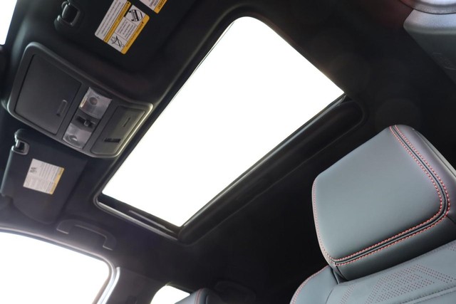 Nissan Frontier Vehicle Full-screen Gallery Image 9