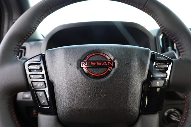 Nissan Frontier Vehicle Full-screen Gallery Image 10
