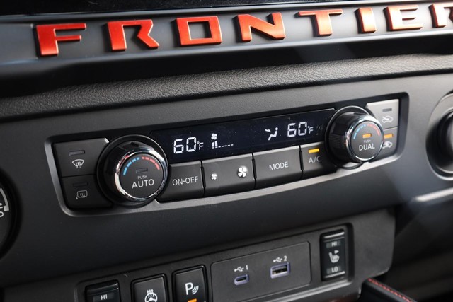 Nissan Frontier Vehicle Full-screen Gallery Image 15